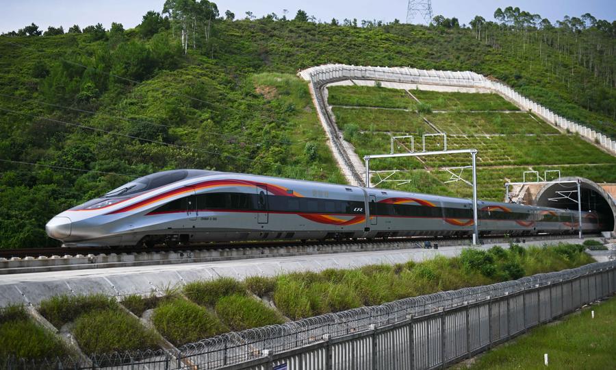 Trenes de alta velocidad ganan adeptos entre viajeros chinos con su comodidad y costo razonable