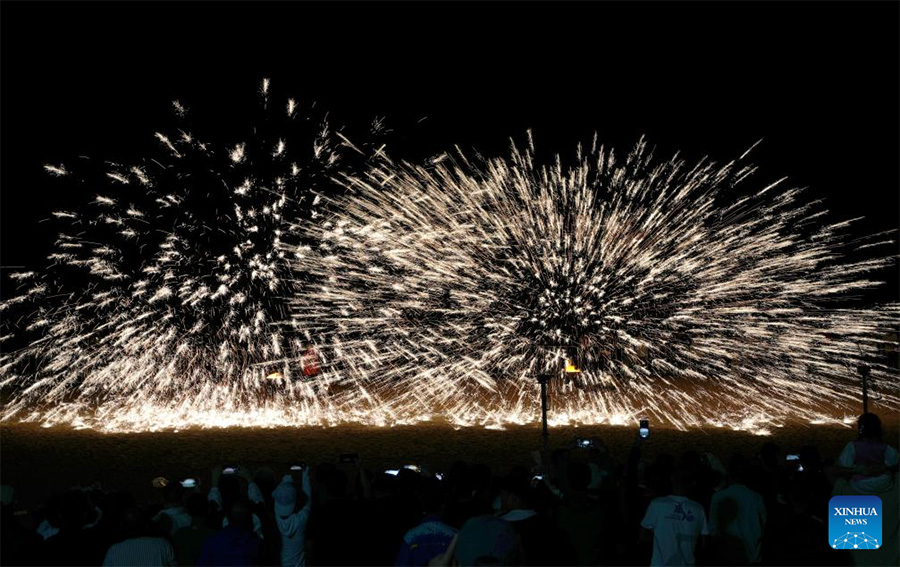 Artistas folclóricos lanzan hierro fundido para crear fuegos artificiales en Haiyang, Shandong