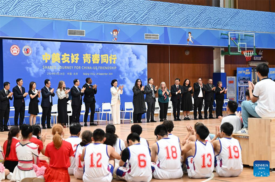 Peng Liyuan asiste a actividad de intercambio cultural y deportivo entre jóvenes de China y EEUU en Beijing