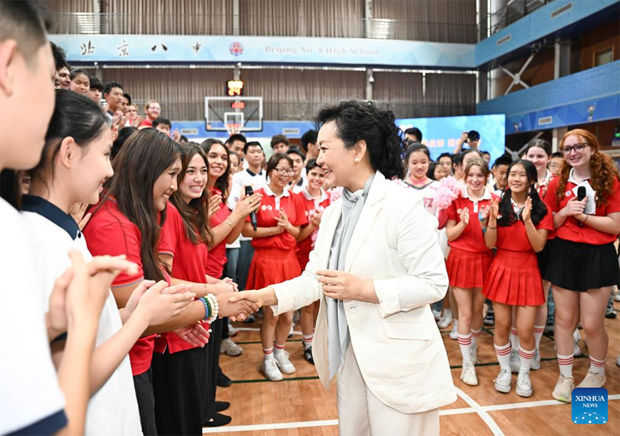 Peng Liyuan asiste a actividad de intercambio cultural y deportivo entre jóvenes de China y EEUU en Beijing