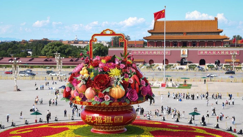 Decoraciones florales adornan Beijing para festividad del Día Nacional