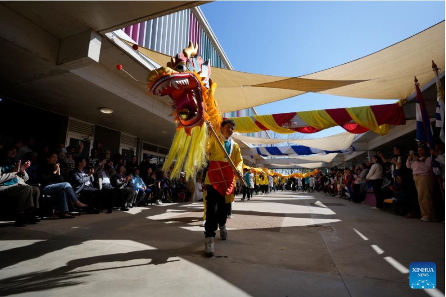 Imagen del 26 de septiembre de 2024 de estudiantes realizando una presentación de la danza del dragón durante el 20° aniversario de la denominación como República Popular China de una escuela primaria estatal en el barrio Casavalle, en Montevideo, capital de Uruguay. Con coloridas danzas y presentaciones musicales, cientos de niños uruguayos celebraron el 20° aniversario de la denominación como República Popular China de una escuela primaria estatal de Montevideo, que tiene el apoyo de la Embajada china. (Xinhua/Nicolás Celaya)