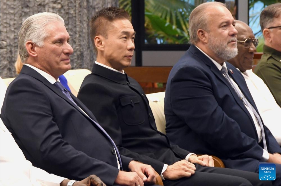 Imagen del 27 de septiembre de 2024 del presidente cubano, Miguel Díaz-Canel (i), el embajador chino en Cuba, Hua Xin (2-i), y el primer ministro cubano, Manuel Marrero (2-d), participando en la celebración por el 75º aniversario de la fundación de la República Popular China en el Palacio de la Revolución, en La Habana, capital de Cuba. A la celebración, transmitida en vivo por la televisión local desde el Palacio de la Revolución (sede del Ejecutivo cubano), asistieron el presidente del país caribeño, Miguel Díaz-Canel, altos funcionarios del Partido Comunista de Cuba (PCC) y del Gobierno, académicos y representantes de la Embajada de China. (Xinhua/Joaquín Hernández)