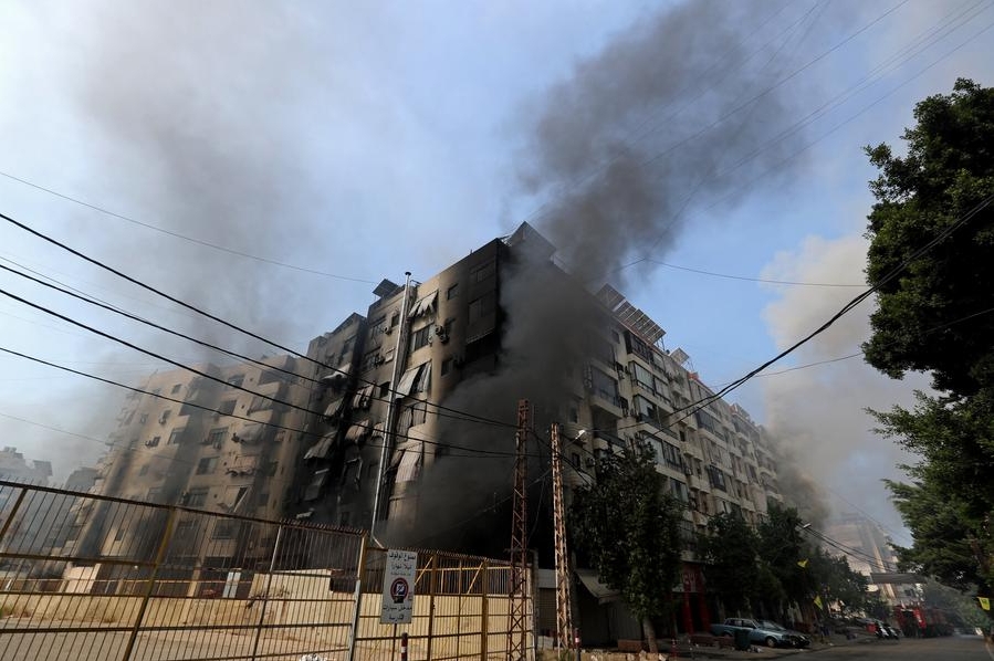 Imagen del 28 de septiembre de 2024 de un edificio dañado tras los ataques aéreos israelíes, en los suburbios del sur de Beirut, Líbano. (Xinhua/Bilal Jawich) 