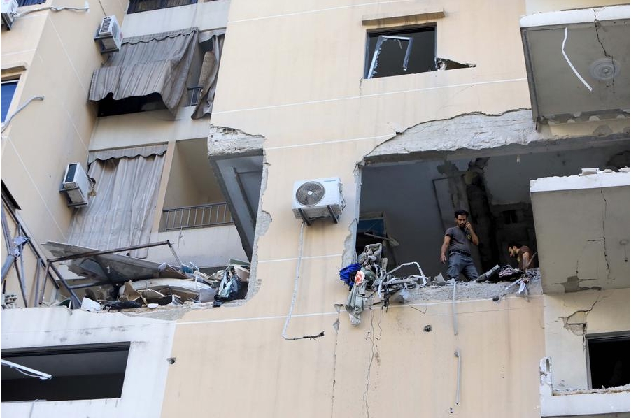 Personas son vistas en un edificio tras un ataque aéreo israelí, en Dahieh, en el sur de Beirut, Líbano, el 26 de septiembre de 2024. (Xinhua/Bilal Jawich) 