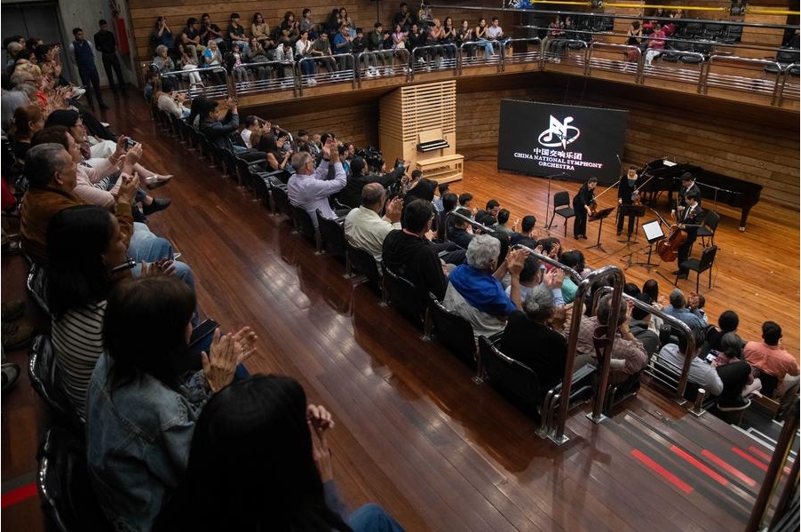 Imagen del 26 de septiembre de 2024 de integrantes de la Orquesta Sinfónica Nacional de China realizando una presentación en el marco del 50º aniversario del establecimiento de relaciones diplomáticas entre China y Venezuela, en Caracas, capital de Venezuela. (Xinhua/Marcos Salgado)