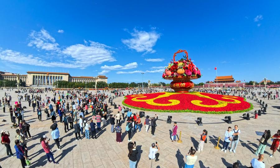 Personas visitan una "cesta de flores" en la Plaza de Tian'anmen, en Beijing, capital de China, el 25 de septiembre de 2024. (Xinhua/Ju Huanzong) 