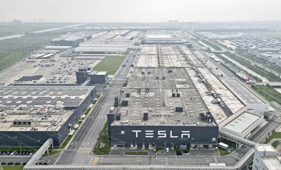 Esta foto aérea del 26 de septiembre de 2023 muestra la gigafábrica de Tesla en Shanghai, en el este de China. (Xinhua/Liu Ying) 