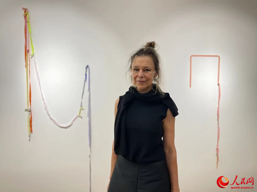 La artista Patricia Bentancour junto a sus esculturas textiles en “In Between Homes”, Espacio de Arte Uruguayo de Beijing, China, 28 de septiembre del 2024. (Foto: YAC)