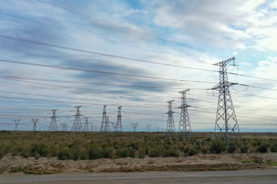 En esta foto del 26 de septiembre de 2024 se observan las líneas de transmisión eléctrica en la Zona de Desarrollo Tecnológico Económico de Zhundong, en la región autónoma uygur de Xinjiang, en el noroeste de China. (Xinhua/Ding Lei)