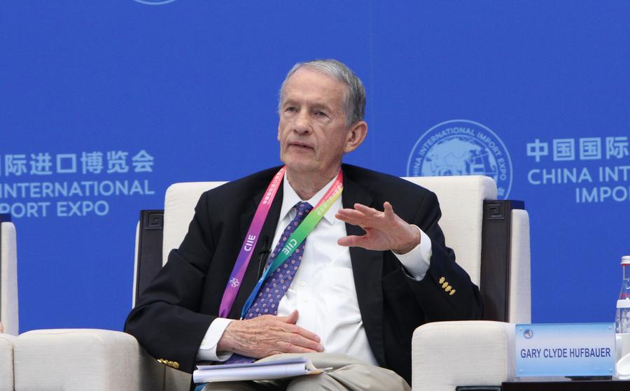 Gary Clyde Hufbauer, investigador visitante sénior del Peterson Institute for International Economics, se dirige a la sesión paralela "Apertura, Regulación y Entorno Empresarial" del segundo Foro Internacional Económico de Hongqiao en Shanghai, este de China, el 5 de noviembre de 2019. (Xinhua/Fang Zhe)