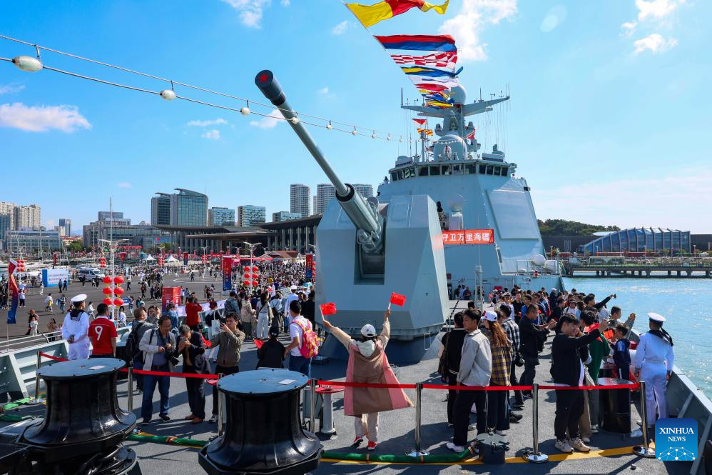  Personas visitan a bordo de un buque naval durante una actividad de día de puertas abiertas en un puerto, en Qingdao, en la provincia de Shandong, en el este de China, el 1 de octubre de 2024. Un lote de buques navales fueron abiertos a visitas públicas el martes en la ciudad costera de Qingdao, en la provincia de Shandong, mientras el país celebra el 75º aniversario de la fundación de la República Popular China. (Xinhua/Ma Yubin)