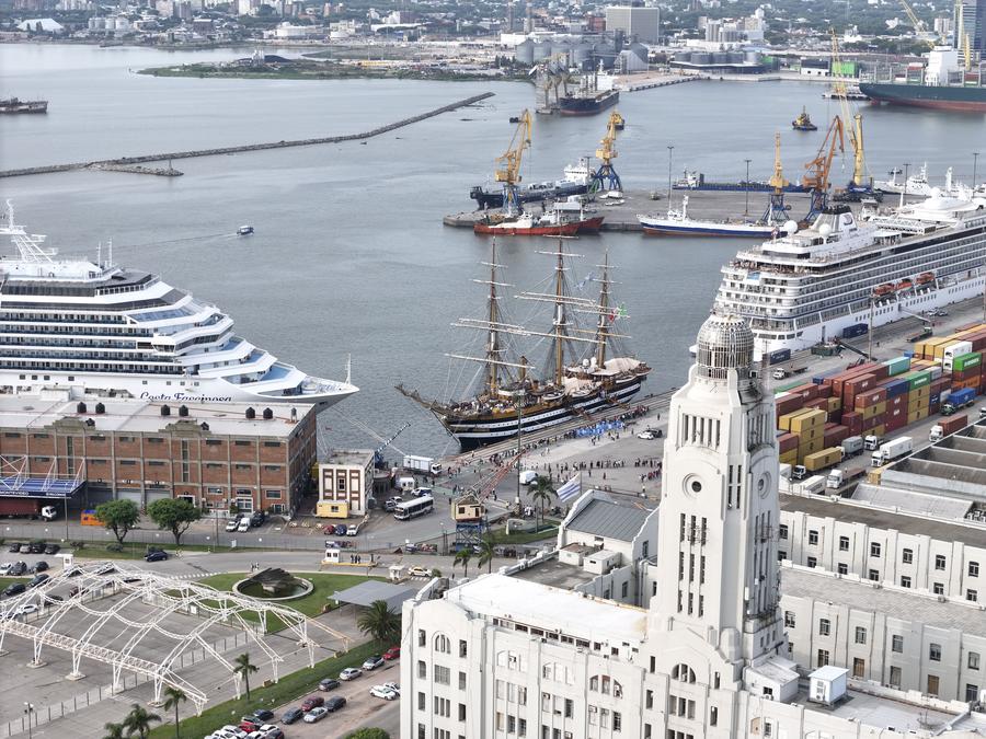 Imagen, tomada el 15 de marzo de 2024 con un dron, del buque escuela de la Marina italiana Amerigo Vespucci atracado durante su visita a Uruguay en el puerto de Montevideo, en la capital uruguaya. (Xinhua/Nicolás Celaya)