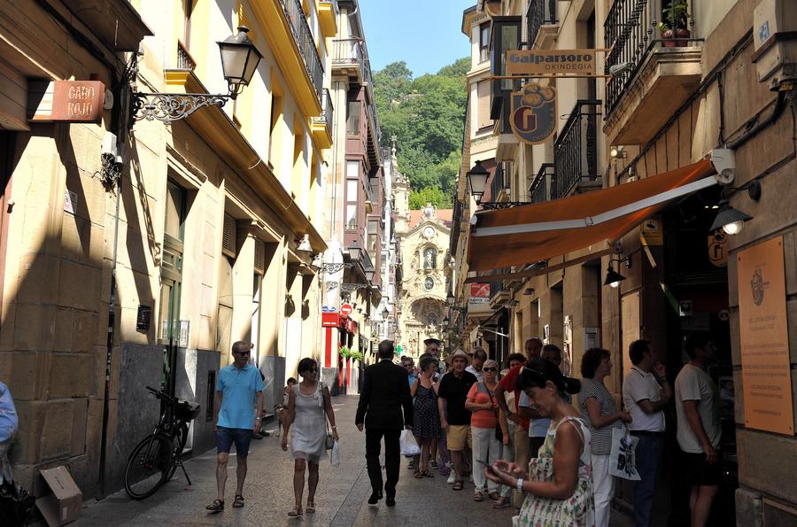 Imagen de archivo de turistas formándose para comprar comida en una tienda de San Sebastián, España. (Xinhua/Guo Qiuda)