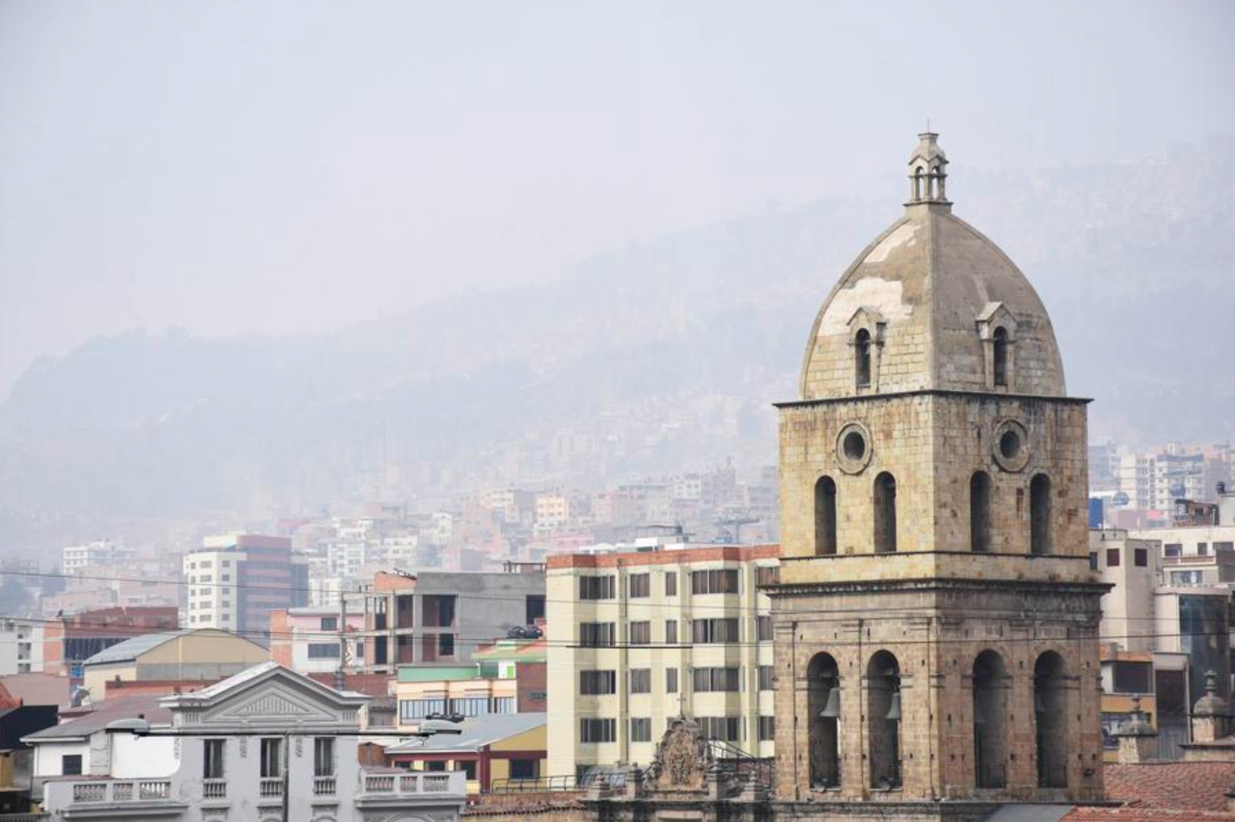 Imagen del 9 de septiembre de 2024 de edificios en La Paz, Bolivia. (Xinhua/Str)  