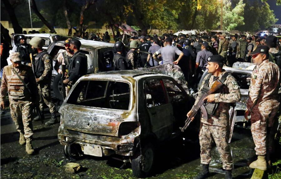 Imagen del 7 de octubre de 2024 de coches destruidos en el lugar de un ataque terrorista cerca del Aeropuerto Internacional Jinnah en Karachi, la capital de la provincia de Sindh, en el sur de Pakistán. (Xinhua/Str)