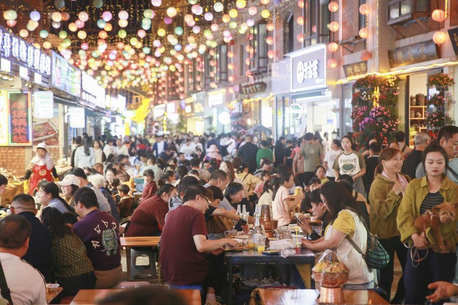 Imagen del 4 de octubre de 2024 de personas degustando comida local, en el distrito de Jianshui de la prefectura autónoma de hani y yi de Honghe, en la provincia de Yunnan, en el suroeste de China. (Xinhua/Yang Junpeng) 