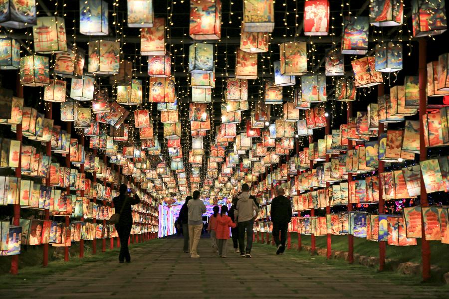 Visitantes disfrutan de un espectáculo de luces en un área escénica en la ciudad de Yuhuan, provincia de Zhejiang, en el este de China, el 4 de octubre de 2024. (Xinhua/Duan Junli)