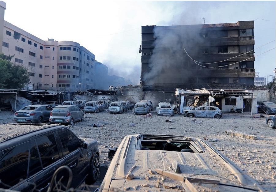 Imagen del 6 de octubre de 2024 de edificios y vehículos destruidos después de los ataques aéreos israelíes, en los suburbios del sur de Beirut, Líbano. (Xinhua/Bilal Jawich) 