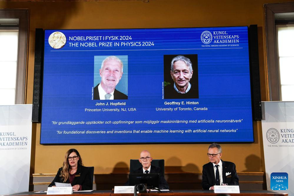 El Premio Nobel de Física 2024 es anunciado en Estocolmo, Suecia, el 8 de octubre de 2024. El Premio Nobel de Física 2024 recayó en dos científicos, John J. Hopfield y Geoffrey E. Hinton, por descubrimientos e invenciones fundamentales que permiten el aprendizaje automático con redes neuronales artificiales, informó el martes la Real Academia Sueca de las Ciencias. (Xinhua/Peng Ziyang)