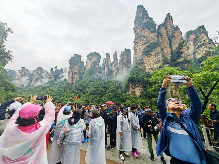 Imagen del 30 de mayo de 2024 de turistas de República de Corea visitando el Parque Forestal Nacional de la Montaña Tianmen, en Zhangjiajie, en la provincia de Hunan, en el centro de China. (Xinhua/Deng Daoli) 