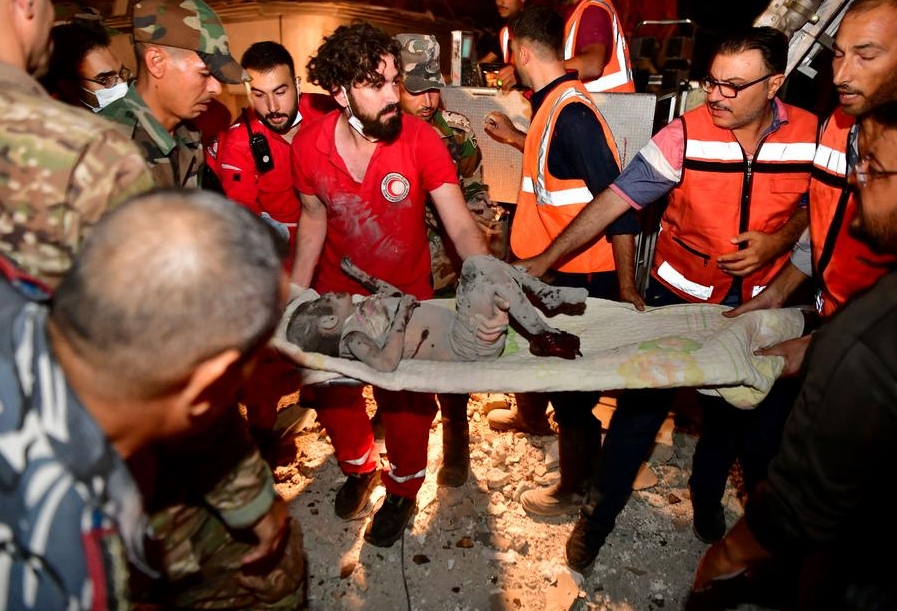 Rescatistas trasladan a un niño herido en un ataque israelí, en una zona residencial de Mazzeh, en el oeste de Damasco, Siria, el 8 de octubre de 2024. (Xinhua/Ammar Safarjalani)