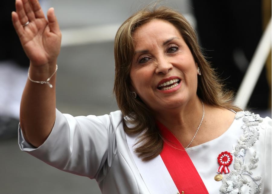 La presidenta peruana, Dina Boluarte, saluda a la prensa durante su llegada al edificio del Congreso para dar su mensaje a la Nación con motivo de la celebración de las Fiestas Patrias, en Lima, Perú, el 28 de julio de 2024. (Xinhua/Mariana Bazo)