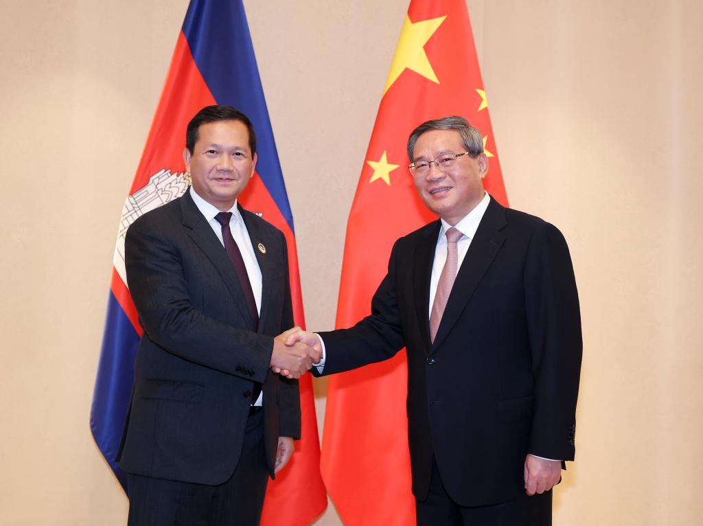 VIENTIAN, 10 octubre, 2024 (Xinhua) -- El primer ministro chino, Li Qiang, se reúne con el primer ministro camboyano, Hun Manet, al margen de las reuniones de líderes sobre cooperación en Asia Oriental, que se desarrollan en Vientián, Laos, el 10 de octubre de 2024. (Xinhua/Ding Haitao)