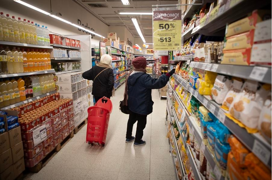 Personas realizan compras en un supermercado, en la ciudad de Buenos Aires, Argentina, el 12 de septiembre de 2024. (Xinhua/Martín Zabala)