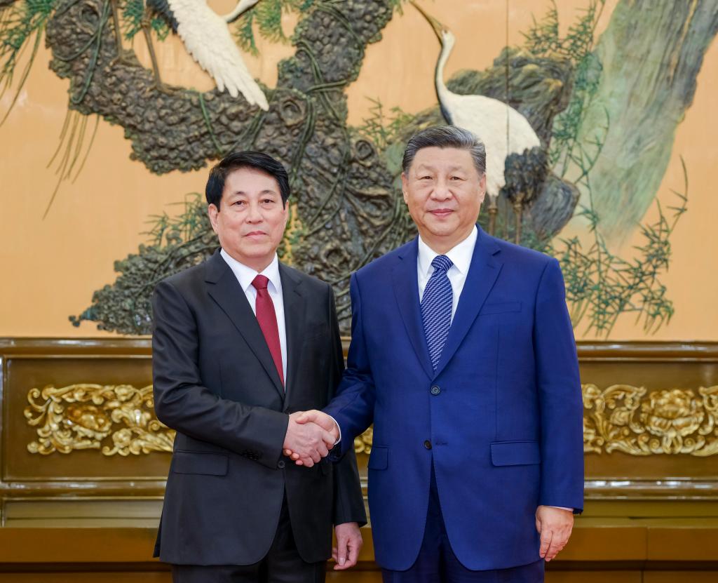 Xi Jinping, secretario general del Comité Central del Partido Comunista de China y presidente chino, se reúne con Luong Cuong, miembro del Buró Político del Comité Central del Partido Comunista de Vietnam (PCV) y miembro permanente del Secretariado del Comité Central del PCV, en el Gran Palacio del Pueblo, en Beijing, capital de China, el 11 de octubre de 2024. (Xinhua/Ding Lin) 