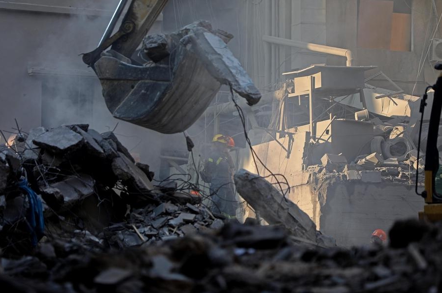 Personas limpian los escombros de los edificios dañados después de los ataques aéreos israelíes, en Beirut, capital del Líbano, el 11 de octubre de 2024. (Xinhua/Bilal Jawich) 