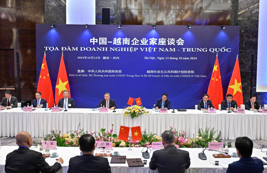 HANOI, 13 octubre, 2024 (Xinhua) -- El primer ministro chino, Li Qiang y el primer ministro de Vietnam, Pham Minh Chinh, asisten a un simposio que reúne a representantes de empresarios chinos y vietnamitas, en Hanoi, Vietnam, el 13 de octubre de 2024. (Xinhua/Yin Bogu)