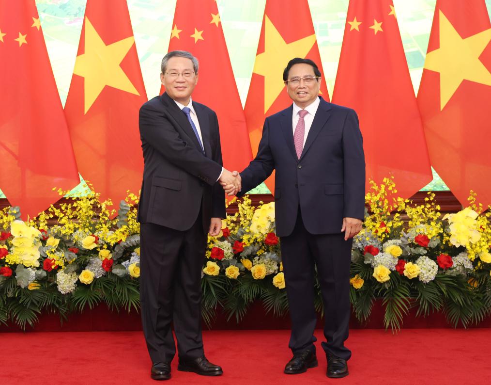 HANOI, 13 octubre, 2024 (Xinhua) -- El primer ministro chino, Li Qiang, sostiene conversaciones con el primer ministro de Vietnam, Pham Minh Chinh, en Hanoi, Vietnam, el 13 de octubre de 2024. (Xinhua/Liu Weibing)