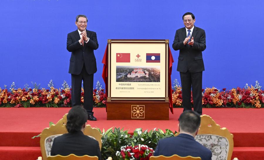 El primer ministro chino, Li Qiang, y su homólogo laosiano, Sonexay Siphandone, asisten a la ceremonia de inauguración del edificio del Hospital General Mahosot, construido con apoyo de China, en Vientián, Laos, el 12 de octubre de 2024. (Xinhua/Zhang Ling)