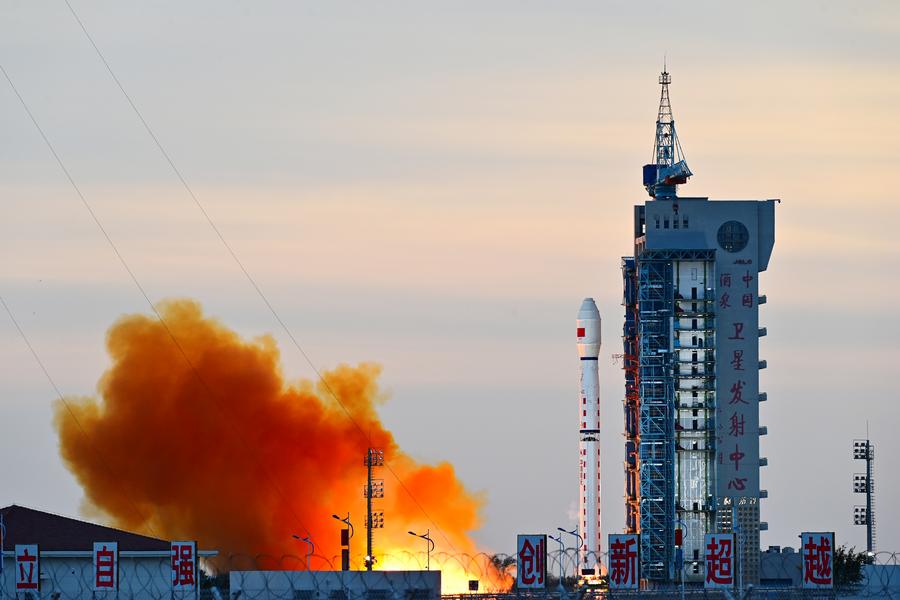 Un cohete portador Gran Marcha-4C que transporta un nuevo satélite de observación de la Tierra despega desde el Centro de Lanzamiento de Satélites de Jiuquan, en el noroeste de China, el 16 de octubre de 2024. (Xinhua/Wang Jiangbo)