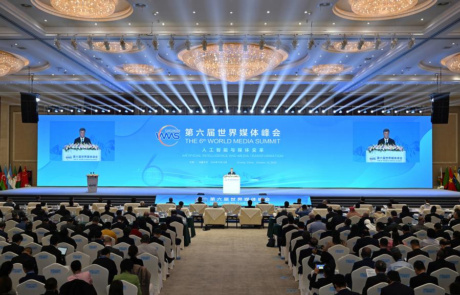 La VI Cumbre Mundial de los Medios es inaugurada en Urumqi, capital de la región autónoma uygur de Xinjiang, en el noroeste de China, el 14 de octubre de 2024. La VI Cumbre Mundial de Medios se inauguró el lunes en Urumqi, capital de la región autónoma uygur de Xinjiang, en el noroeste de China. Bajo el lema de "Inteligencia Artificial y Transformación de los Medios", la cumbre reúne a más de 500 participantes de 106 países y regiones, incluidos representantes de 208 principales medios de comunicación, agencias gubernamentales y organizaciones internacionales. (Xinhua/Li Xiang)