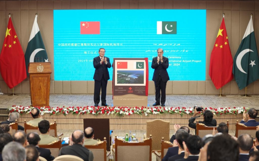 El primer ministro chino, Li Qiang, asiste a una ceremonia con el primer ministro de Pakistán, Shehbaz Sharif, para señalar la finalización del proyecto del Nuevo Aeropuerto Internacional de Gwadar, en la Oficina del Primer Ministro, en Islamabad, Pakistán, el 14 de octubre de 2024. (Xinhua/Ding Haitao)