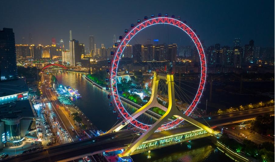 Vista aérea nocturna de la municipalidad de Tianjin, en el norte de China, el 27 de abril de 2023. (Xinhua/Sun Fanyue)