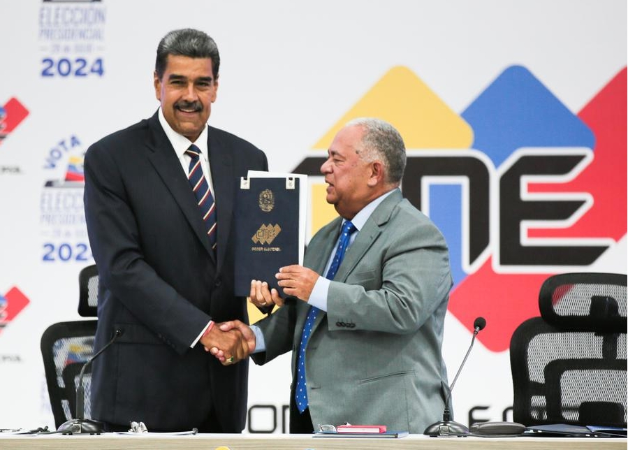 Imagen cedida por la Presidencia de Venezuela del presidente venezolano, Nicolás Maduro (i), saludando al presidente del Consejo Nacional Electoral (CNE) venezolano, Elvis Amoroso (d), durante su acto de proclamación como presidente reelecto ante el Consejo Nacional Electoral (CNE), en Caracas, Venezuela, el 29 de julio de 2024. (Xinhua/Presidencia de Venezuela)