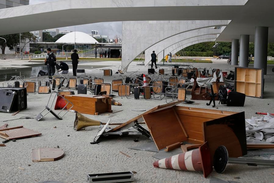 Imagen del 9 de enero de 2023 de muebles dañados después de una invasión al Palacio de Planalto, en Brasilia, Brasil. Simpatizantes del ex mandatario brasileño, Jair Bolsonaro (2019-2022), invadieron varias instituciones públicas en la ciudad de Brasilia, entre ellas la casa de Gobierno, el Congreso y el Supremo Tribunal Federal, en rechazo al mandato del presidente Luiz Inácio Lula da Silva. (Xinhua/Lucio Tavora) 