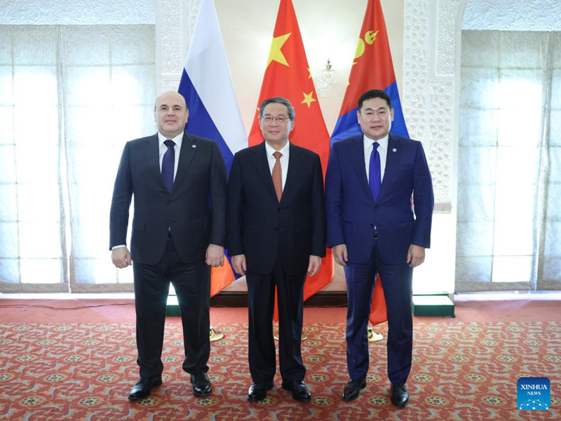 El primer ministro chino, Li Qiang, se reúne con sus homólogos Mikhail Mishustin, de Rusia, y Luvsannamsrai Oyun-Erdene, de Mongolia, al margen de la 23ª Reunión del Consejo de Jefes de Gobierno de los Estados Miembros de la Organización de Cooperación de Shanghai (OCS), en Islamabad, Pakistán, el 16 de octubre de 2024. (Xinhua/Ding Haitao)