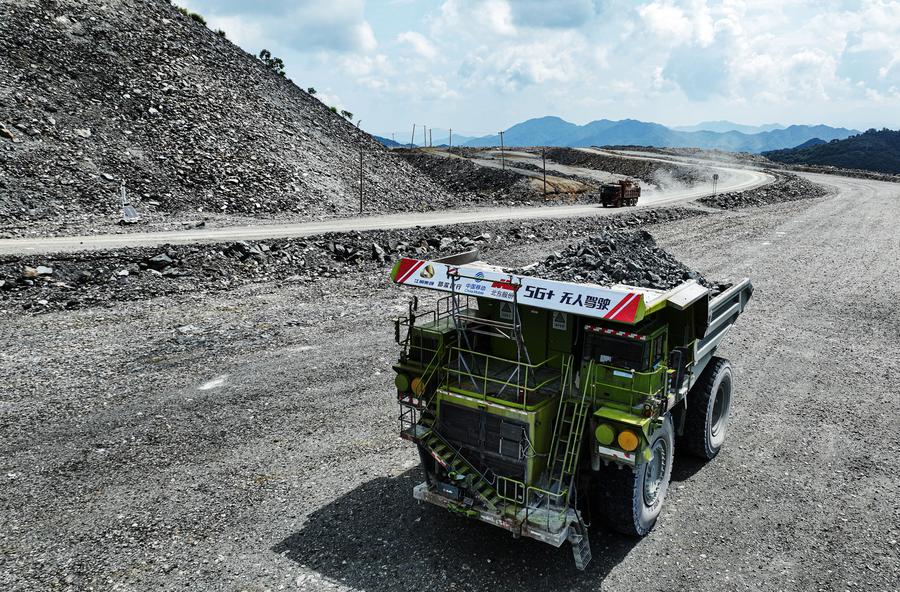 Un vehículo minero no tripulado apoyado en tecnología 5G opera en un campo minero de Jiangxi Copper Co., Ltd. (Jiangxi Copper), en la ciudad de Dexing de la provincia oriental china de Jiangxi, el 24 de agosto de 2023. (Xinhua/Zhang Weifeng)