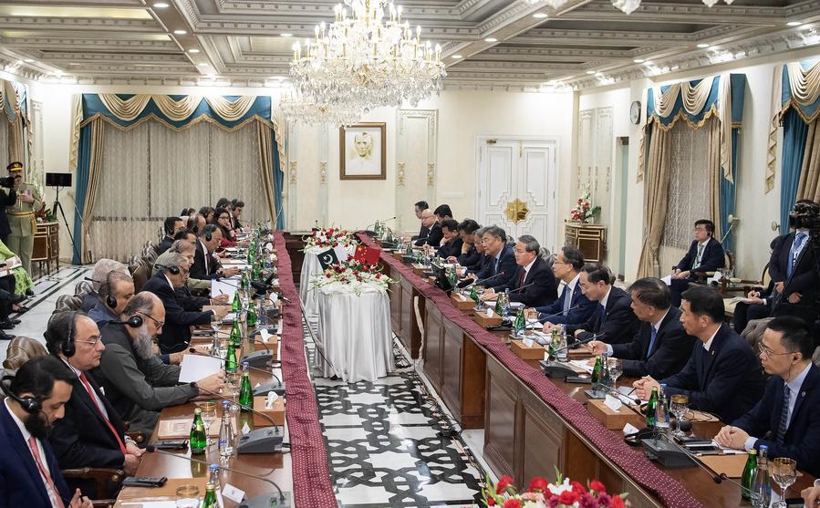 El primer ministro chino, Li Qiang, sostiene conversaciones con el primer ministro paquistaní, Shehbaz Sharif, en la Oficina del Primer Ministro, en Islamabad, Pakistán, el 14 de octubre de 2024. (Xinhua/Li Tao)