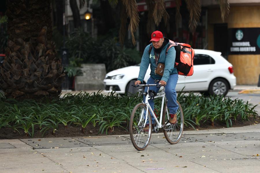 Imagen de archivo de un repartidor montando una bicicleta mientras realiza entregas de alimentos, en la Ciudad de México, capital de México. (Xinhua/Montserrat López)