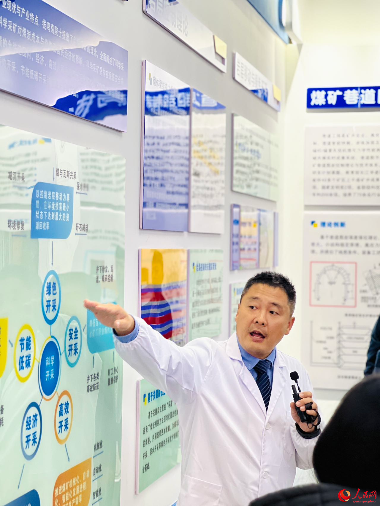 Profesor de la Universidad de Minería de China hace una presentación de la institución a los periodistas extranjeros en Xuzhou, provincia de Jiangsu. Foto por Álvaro Lago Sánchez, Diario del Pueblo digital.