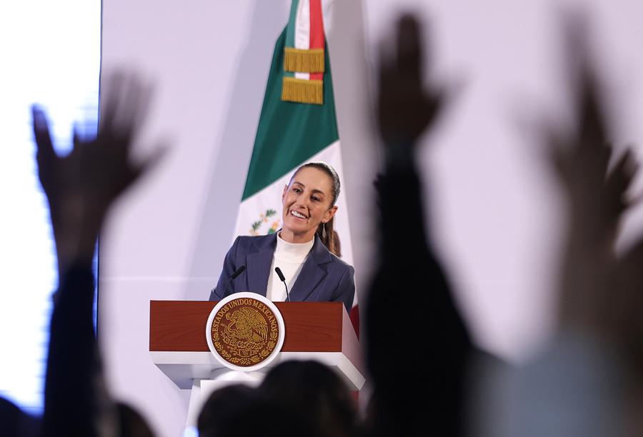 La presidenta mexicana, Claudia Sheinbaum Pardo, sonríe durante su primera conferencia de prensa matutina, en Palacio Nacional, en la Ciudad de México, capital de México, el 2 de octubre de 2024. (Xinhua/Francisco Cañedo)