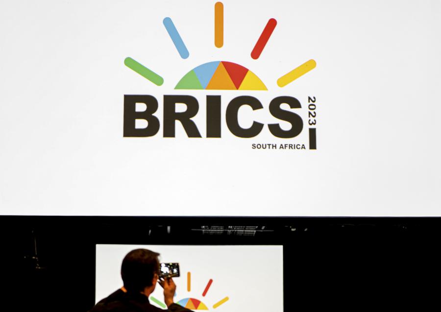 Imagen del 21 de agosto de 2023 de un hombre tomando fotografías en el centro de medios de la sede de la XV Cumbre del BRICS, en Johannesburgo, Sudáfrica. (Xinhua/Li Yahui)