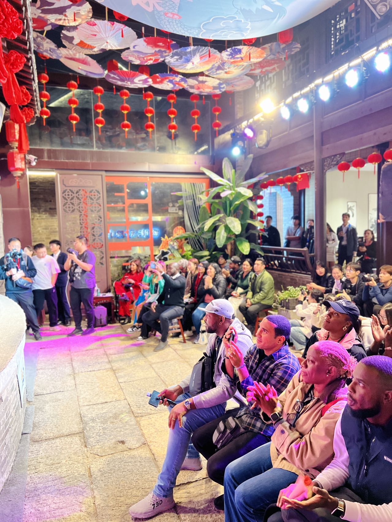 Periodistas extranjeros experimentan la rica cultura china en la zona historica de Huilongwo en Xuzhou, provincia de Jiangsu, el 18 de octubre de 2024. Foto por Álvaro Lago Sánchez, Diario del Pueblo digital. 