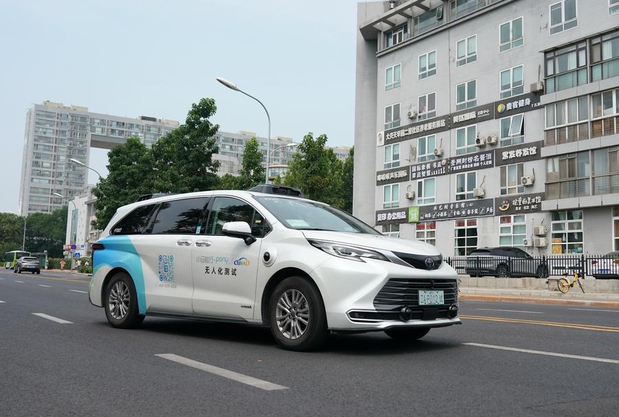 Imagen de un vehículo autónomo durante una prueba en vía abierta en un área de demostración de conducción autónoma, en la zona de Yizhuang, en el sur de Beijing, la capital de China, el 19 de junio de 2024. (Xinhua/Zhang Chenlin)