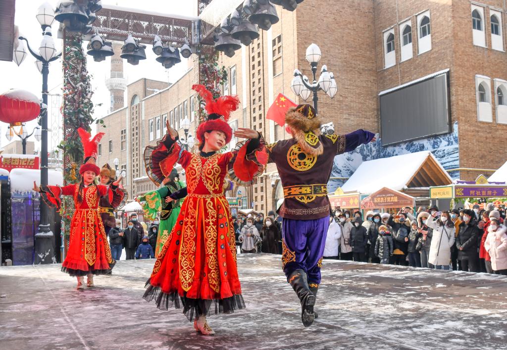 Bailarines realizan una presentación en el Gran Bazar de Urumqi, la capital de la región autónoma uygur de Xinjiang, en el noroeste de China, el 23 de enero de 2023. (Xinhua/Wang Fei)